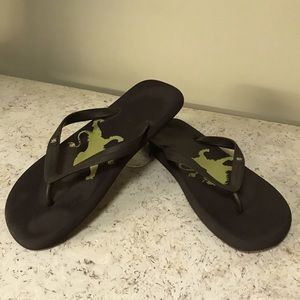 Express men’s flip flops size 10